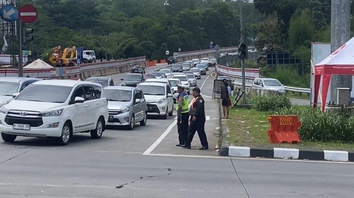 Situasi arus lalu lintas di persimpangan Exit Tol Bawen dan sekitarnya, Rabu (10/4/2024) sore. Polisi berjaga mengatur lalu lintas.