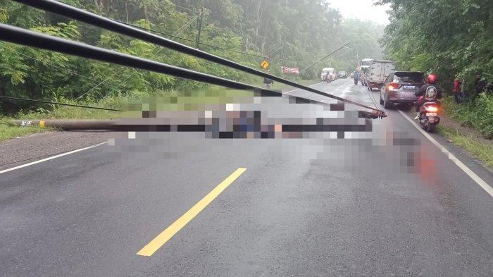 Situasi kecelakaan tunggal pengendara sepeda motor tertimpa tiang listrik di Jalan Blora-Cepu, Jumat (5/4/2024).