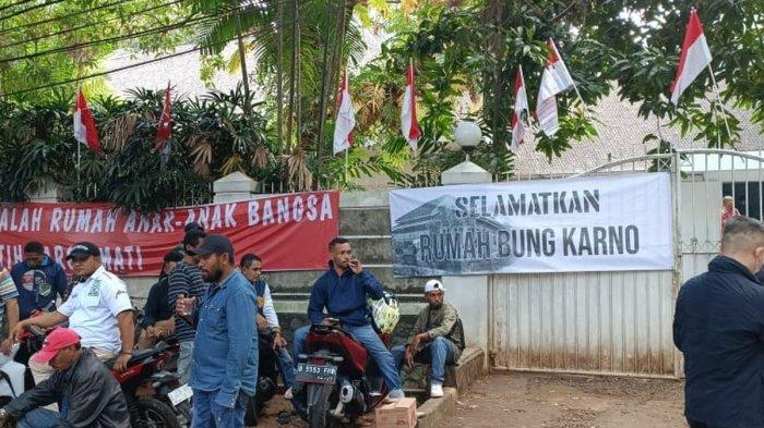Situasi rumah Guruh Soekarnoputra di Jalan Sriwijaya, RT 004 RW 001, Kelurahan Selong, Kebayoran Baru, Jakarta Selatan, Kamis (3/8/2023). Penjagaan dilakukan sebagai bentuk penolakan atas eksekusi yang rencananya dilakukan oleh Pengadilan Negeri Jakarta Selatan.
