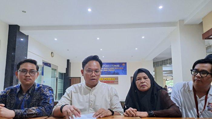 Mbah Siyem (keurudng hitam) melaporkan Pemdes yang serobot tanah warisannya.