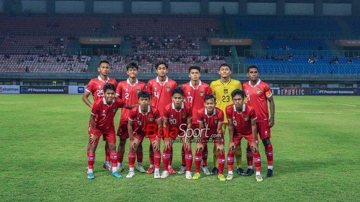 Skuad timnas U-17 Indonesia sedang berfoto bersama di Stadion Patriot Candrabhaga, Bekasi, Jawa Barat, Rabu (30/8/2023) malam. Indonesia bakal berlaga di Piala Dunia U-17 sebagai tim debutan.