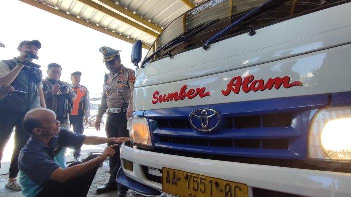 Sopir travel asal Cilacap, Rasono menjelaskan kepada Kasatlantas Polrestabes Semarang AKBP Yunaldi soal lampu sein kendaraannya yang mati saat kegiatan ramp check di Terminal Bayangan Sukun, Srondol Kulon, Banyumanik, Kota Semarang, Sabtu (18/5/2024).