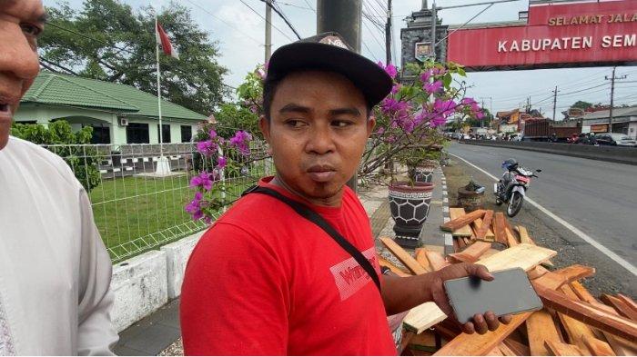 Sopir truk, Suwarno memberikan keterangannya seusai mengalami kecelakaan hingga truknya terguling di Jalan Perintis Kemerdekaan, dekat persimpangan Taman Unyil, Ungaran Barat, Kabupaten Semarang, Kamis (4/7/2024) pagi.