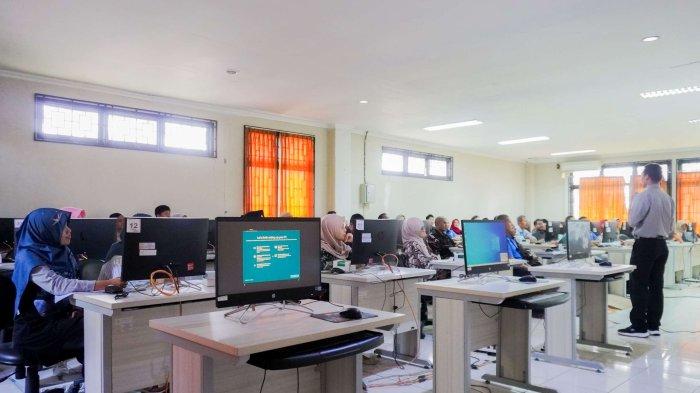 Sosialisasi Pelaksanaan Ujian Tertulis Berbasis Komputer Tahun 2024 yang diselenggarakan di Gedung Lab Riset pada tanggal 24 – 25 April 2024
