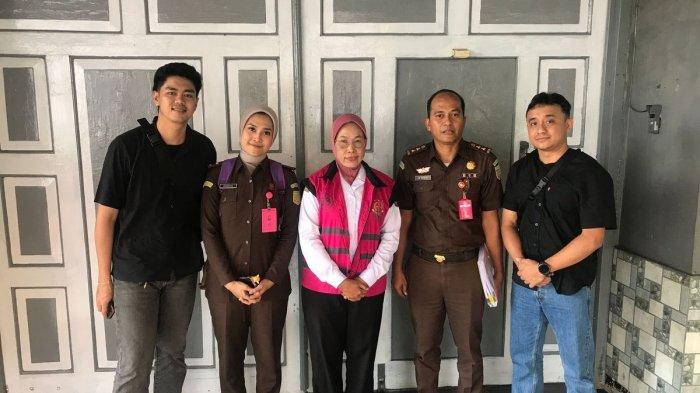 ASN KORUPTOR BEBAS - Aparatur sipil negara (ASN) Kabupaten Malang, Rini Puji Astuti saat hendak dimasukkan ke Lapas Perempuan Klas II Malang, Rabu (16/4/2025).