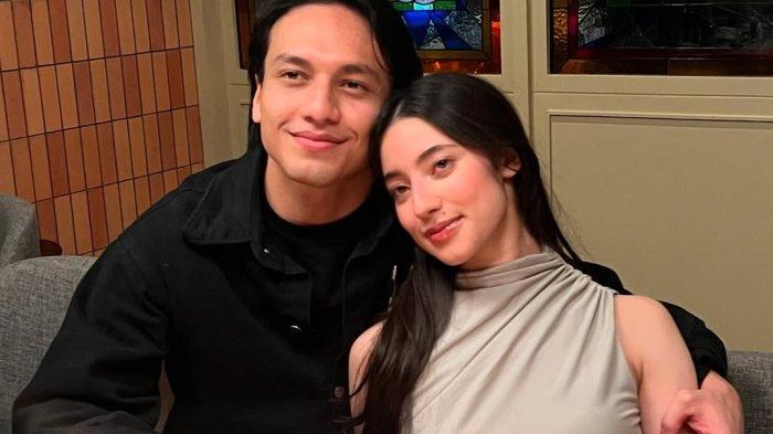 JEFRI DAN AMEERA- Sosok Ameera Khan Pacar Jefri Nichol, Masuk 10 Wanita Tercantik di Malaysia. Ameera Khan dikenal sebagai influencer dan fashion icon asal Malaysia. Ia merupakan adik kandung dari artis dan pengusaha ternama Neelofa. 