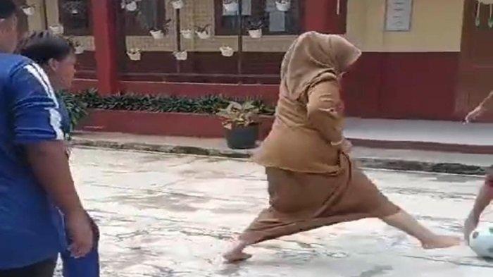 GURU MAIN BOLA - Tangkapan layar video viral seorang guru wanita jago main sepak bola bisa freestyle meski pakai rok panjang. Adapun sosok guru tersebut ialah Bu Puji, Selasa (11/22025).