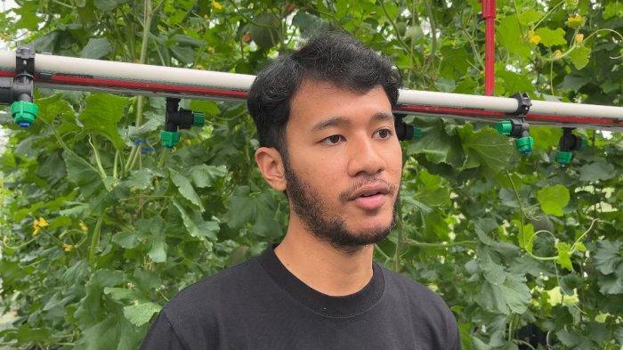 Sosok Daffa Akbar Raharja yang mengembangkan smart green house di rumahnya di Kelurahan Rojoimo, Wonosobo, Kamis (26/9/2024).