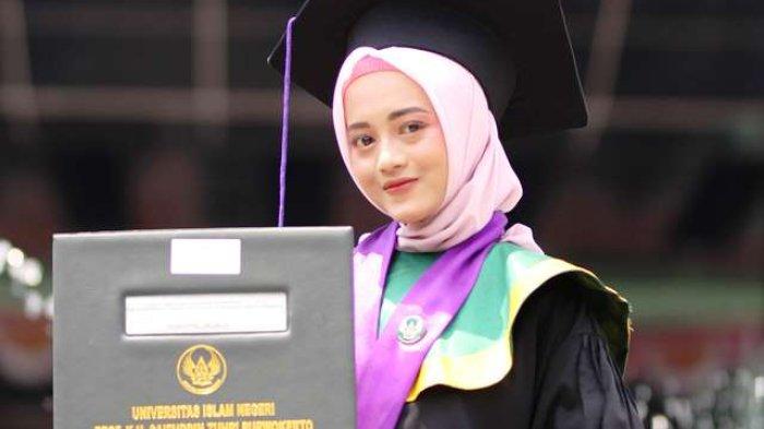 Sosok Isa disabilitas lulus cumlaude UIN Purwokerto. Perjuangannya tidak mudah karena dihadapkan pada keterbatasan