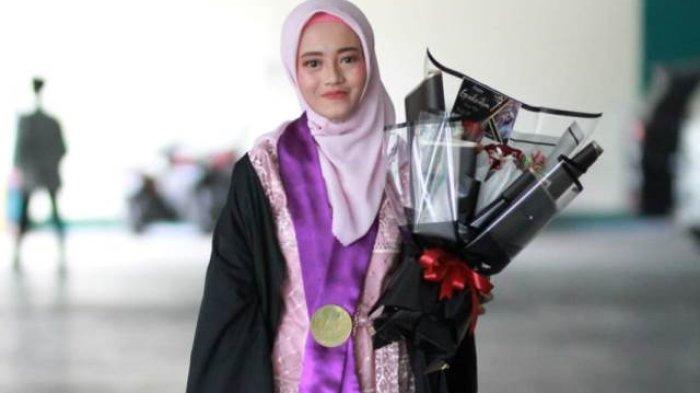 Sosok Isa mahasiswi disabilitas lulus cumlaude UIN Purwokerto. Perjuangannya tidak mudah karena dihadapkan pada keterbatasan