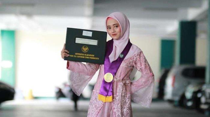 Sosok Isa mahasiswi disabilitas lulus cumlaude UIN Purwokerto. Perjuangannya tidak mudah karena dihadapkan pada keterbatasan