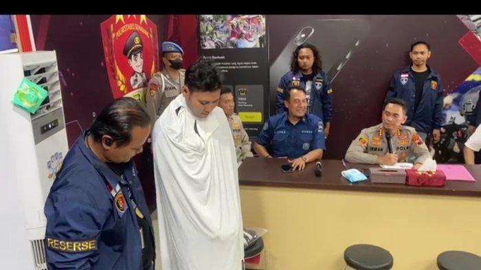 Tampang maling motor berdaster yang beraksi di depan Hotel Sonic Airport-Semarang, Jalan WR Supratman, Kalibanteng Kidul, Semarang Barat, Kota Semarang saat berada di Polrestabes Semarang, Senin (13/5/2024).
