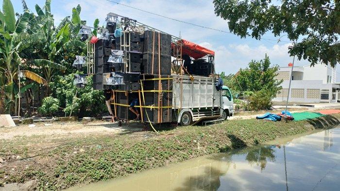 Beberapa truk sound horeg yang sudah terparkir di beberapa gang Desa Kutuk Kecamatan Undaan Kabupaten Kudus. Sound horeg akan digunakan pada saat malam takbir untuk memeriahkan acara
