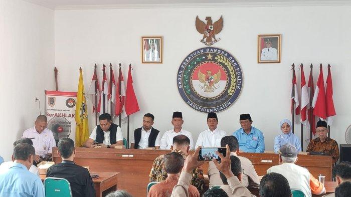 Forum Kewaspadaan Dini Masyarakat (FKDM) Kabupaten Klaten menggelar deklarasi damai Pilkada di aula Badan Kesatuan Bangsa dan Politik (Bakesbangpol) pada Rabu (9/10). Kegiatan tersebut diikuti oleh tiga pasang calon bupati dan wakil bupati: Yoga-Sova (Yogas), Herry-Wahyu, Hamenang-Benny.