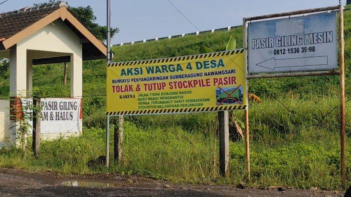 TOLAK STOCKPILE PASIR - Spanduk penutupan permanen usaha stockpile pasir terpasang di depan salah satu penggilingan pasir di Kecamatan Weleri, Kabupaten Kendal, Minggu (13/4/2025). Ini merupakan bentuk protes warga di empat desa yang terkena dampak parah seusai pendirian tempat usaha stockpile pasir tersebut.