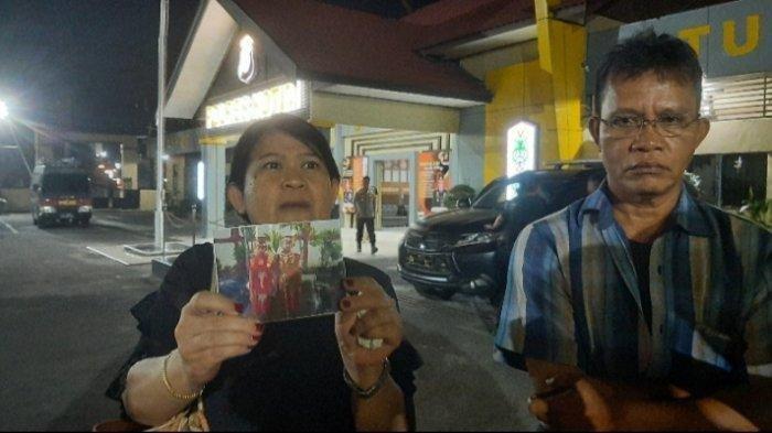 Sri Dali Ibu kandung Winda Mahasiswi Kedokteran korban pembunuhan, saat menunjukan foto putrinya bersama R saat SD, Sabtu 23 Desember 2023. 