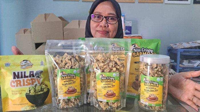 NILA CRISPY SARMILA - Sri Narsih seorang pemilik Usaha Mikro Kecil dan Menengah (UMKM) saat menunjukan produk Nila Chrispy Sarmila miliknya di rumahnya di Kelurahan Bobosan, Purwokerto Utara, Kamis (6/2/2025). Nama Sarmila cukup banyak dikenal sebagai produk olahan nila di Banyumas.