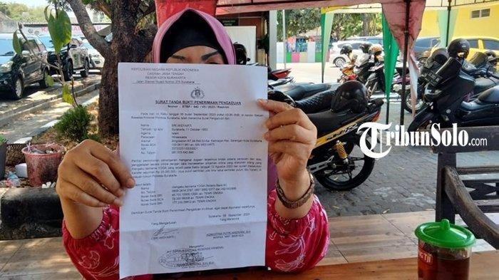 Sri Widyarti (75) warga Singosaren, RT 04/RW 03 Kelurahan Kemlayan, Kecamatan Serengan, mendatangi Mapolresta Surakarta untuk melaporkan kasus dugaan penipuan yang ia alami