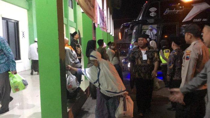 JEMAAH HAJI - Suasana Calon Jemaah Haji asal kabupaten Demak yang sampai di IPHI Kabupaten Demak.