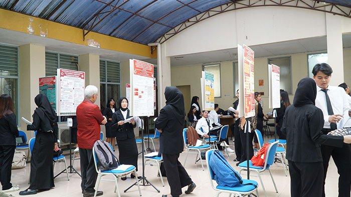 Suasana Diseminasi Tugas Talenta Unggul (TTU) FEB UKSW, Jumat (26-04-2024) di halaman ruang E126.