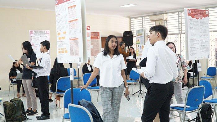 Suasana Diseminasi Tugas Talenta Unggul (TTU) FEB UKSW, Jumat (26-04-2024) di halaman ruang E126.