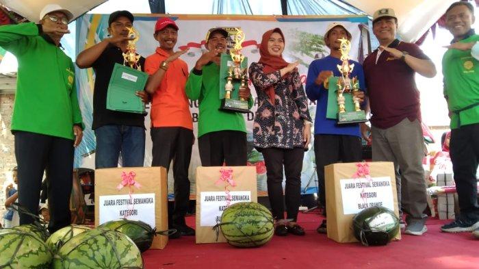 FESTIVAL SEMANGKA - Suasana Festival Semangka yang dilaksanakan di Desa Bango, Kecamatan Demak, Kabupaten Demak yang dihadiri Bupati Demak Eisti'anah beserta jajarannya.