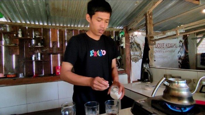 Suasana Kedai Kopi Pucu’e Kendal (KPK) kampung Gunungsari, Ngesrep Balong, Kecamatan Limbangan. Kedai mandiri energi yang mengandalkan PLTMH mampu menggerakkan kemandirian ekonomi warga sekitar, di Kabupaten Kendal, Jawa Tengah, Minggu (2/7/2023).