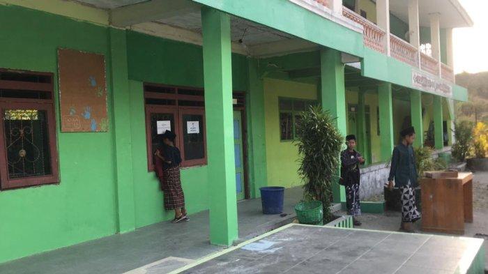 TKP - Suasana Lokasi Kejadian di ruang lima yaitu di Kelas XII IPS Madrasah Aliyah (MA) Yayasan Islam Suhada (YASUA), Desa Pilangwetan RT 02 RW 03, Kecamatan Kebonagung, Kabupaten Demak.