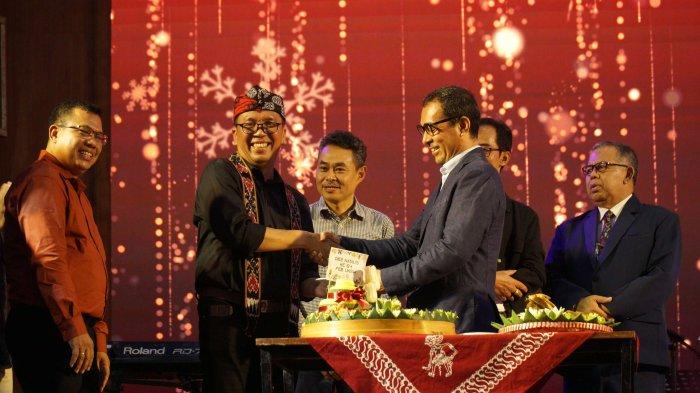 Suasana Pemotongan Tumpeng dalam acara Perayaan Ibadah Dies Natalis Ke-64 FH dan FEB UKSW, Selasa (05-12-2023) di Balairung Universitas