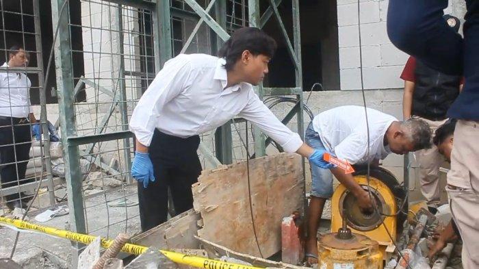 PROSES PENYELIDIKAN - Suasana Tim Labfor Polda Jateng saat membongkar mesin lift crane di proyek pembangunan Gedung RS PKU Muhammadiyah Blora, Senin (10/2/2025). Mesin lift crane dibongkar untuk didalami lebih lanjut.