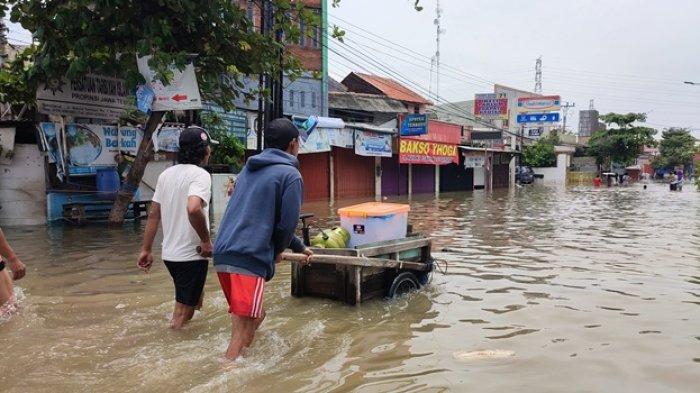 Suasana banjir di Kaligawe Raya, Kota Semarang, Jumat (15/3/2024). Genangan banjir masih cukup tinggi di wilayah kecamatan Gayamsari dan Genuk.