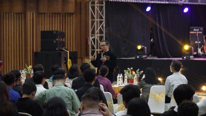 Suasana dalam Perayaan Ibadah Dies Natalis Ke-64 FH dan FEB, Selasa (05-12-2023) di Balairung Universitas