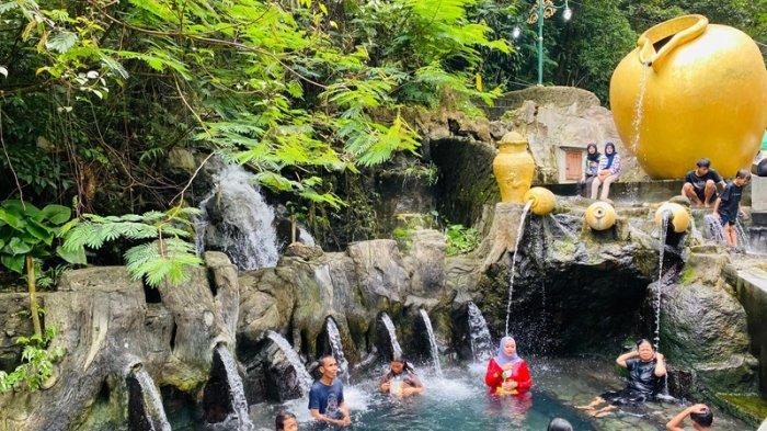 Suasana di Pemandian Air Panas Pancuran 13 Guci, Kabupaten Tegal, Jawa Tengah saat momen libur sekolah dan akhir tahun, pada Minggu (29/12/2024). (Desta Leila Kartika)