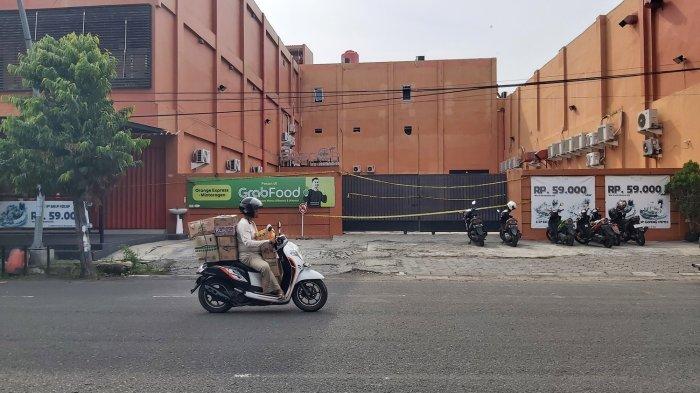 Suasana di area Gedung Karaoke New Orange Tegal di Jalan Veteran yang mengalami kebakaran, pada Senin (15/1/2024). 