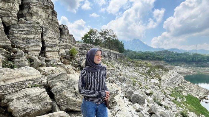 Suasana di wisata Lubang Sewu yang berlokasi di Desa Erorejo, Kecamatan Wadaslintang, Kabupaten Wonosobo. Bebatuan kapur menjadi ikon dari wisata ini yang memikat wisatawan. 