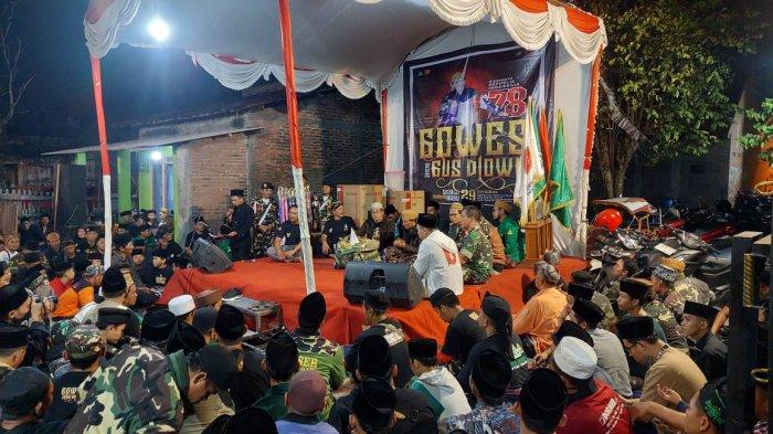 Suasana kader Ansor dan Banser se Kabupaten Demak saat berdialog di kompleks makam Nyai Ratu, Bintoro, Demak, pada Selasa (29/8/2023) malam.