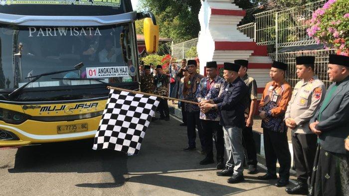 JCH JEPARA - Suasana keberangkatan JCH Jepara dari Pendopo R A Kartini ke asrama haji di Donohudan Boyolali.