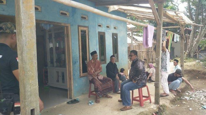 Suasana kediaman korban asal Sukajaya yang tertimbun tambang ilegal di Banyumas, Kamis (27/7/2023).