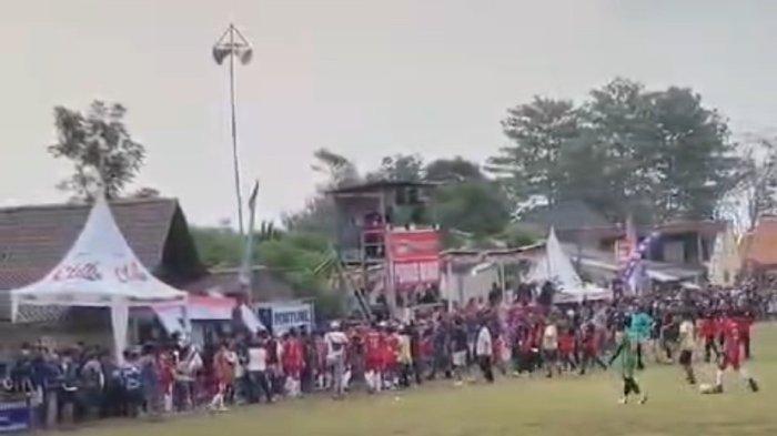 LEMPAR KURSI - Suasana kericuhan di tengah pertandingan tarkam sepakbola di Lapangan Pule, Desa Bener, Kecamatan Tengaran, Kabupaten Semarang, Minggu (2/6/2024) sore. Tampak seorang warga melempar kursi ke tengah-tengah kericuhan.