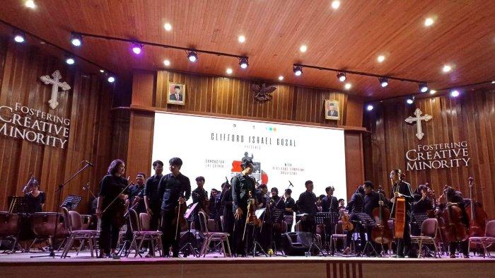 Suasana konser orkestra dari Clifford Israel Gosal dengan judul Un Tou Tantu Ulit Wo Pahsigian dan dimainkan oleh Allilaqus Symphony Orchestra di bawah arahan Eky Satria, beberapa waktu lalu.
