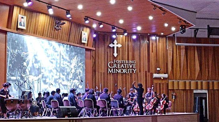 Suasana konser orkestra dari Clifford Israel Gosal dengan judul Un Tou Tantu Ulit Wo Pahsigian dan dimainkan oleh Allilaqus Symphony Orchestra di bawah arahan Eky Satria, beberapa waktu lalu.