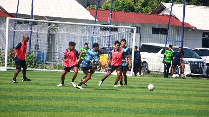 Suasana latihan PSIS Semarang di Lapangan Wisesa Mranggen Demak, Kamis (1/2/2024)