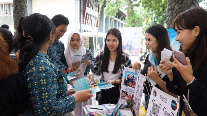 Suasana mini expo fakultas dalam kegiatan Dolan UKSW di Student Center UKSW
