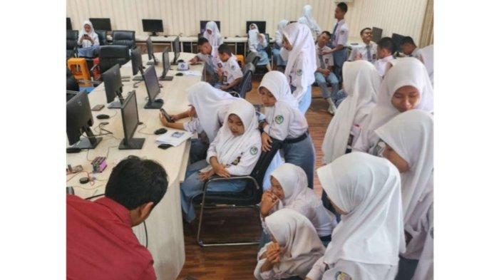 Suasana pada jelang berlangsungnya Pelatihan Pemanfaatan Automatic Transfer Switch di SMKN 1