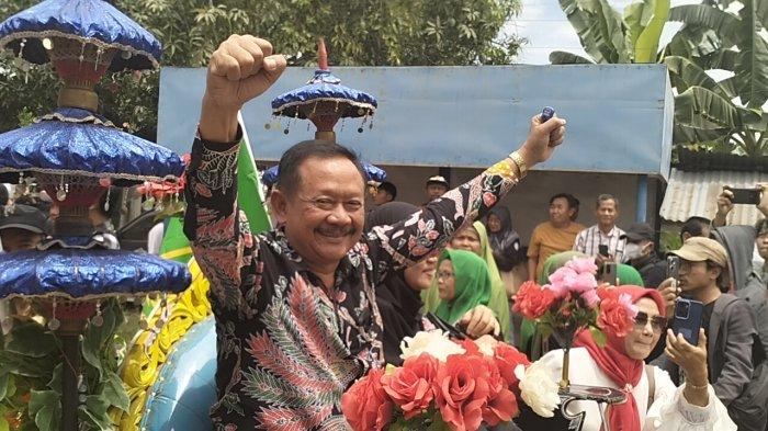 Suasana pasangan Abu Nafi dan Andika saat mendaftar ke KPU Blora, Rabu (28/8/2024).