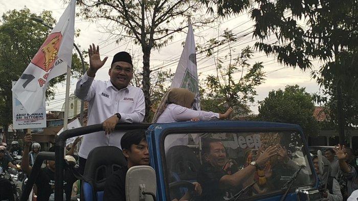 Suasana pasangan Asri mengendarai mobil Jeep saat tiba di Kantor KPU Blora, Rabu (28/8/2024).
