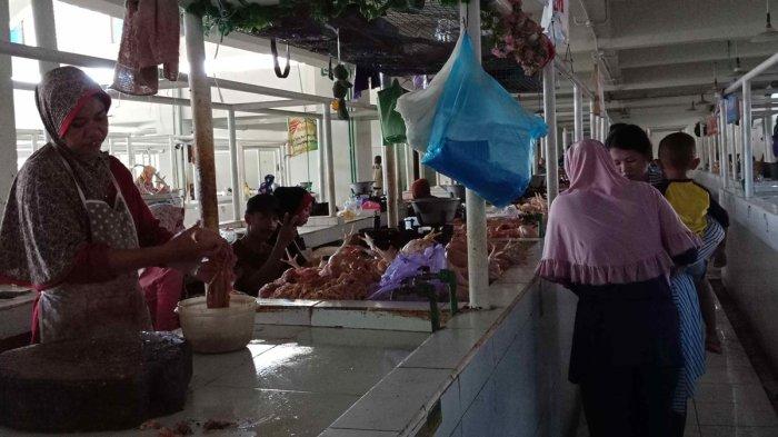 Para pedagang Pasar Pahing sedang berdiskusi tentang masalah SUPPLIER AYAM POTONG