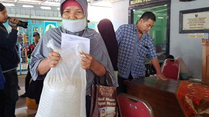 Suasana penyaluran bantuan beras dari Bulog di Kelurahan Tanjung, Kecamatan Purwokerto Selatan, Rabu (20/9/2023).