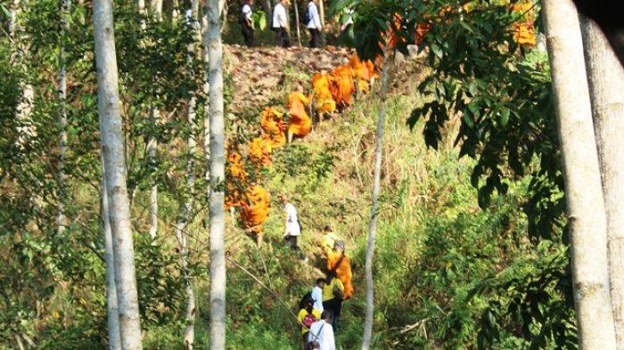 Suasana perjalanan para peserta Napak Tilas Pandita Buddhayana Jawa Tengah saat menuju ke Wihara Sima 2500 Buddha Jayanti, Kota Semarang, Sabtu (29/9/2023).