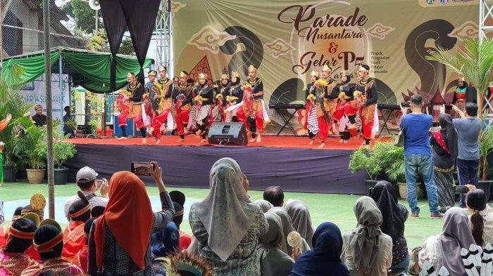 Suasana riuh dan ramai nampak terlihat di halaman SMP Islam Al Azhar 14 Semarang pada Sabtu (25/11) pagi.